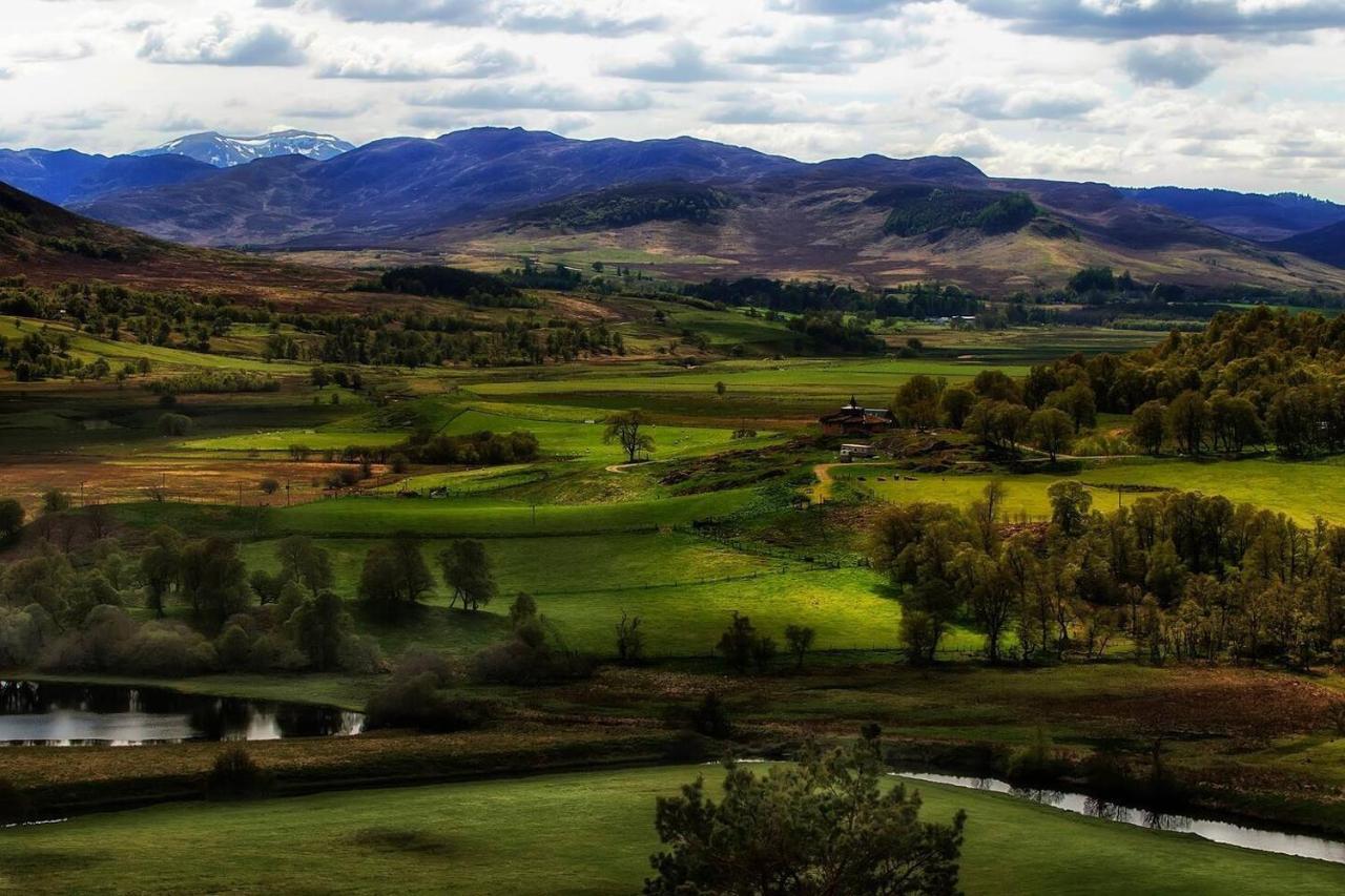 Spectacular Mountain View Ecopod Villa Newtonmore Luaran gambar